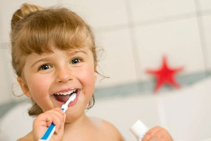 Nasi najmniejsi pacjenci są dla nas szczególnie ważni, ponieważ w początkowych latach życia dziecka kształtowane są nawyki dbania o zdrowie zębów. Nie tylko leczymy zęby mleczne, ale także uczymy dzieci i rodziców, jak je szczotkować i zapobiegać próchnicy.