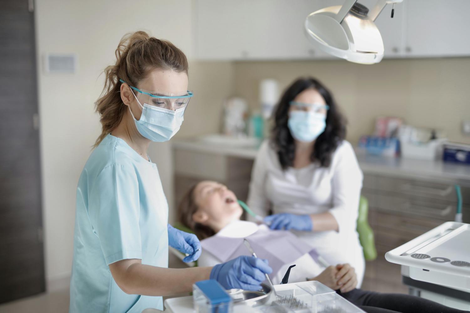 Nadwrażliwość zębów - przyczyny i objawy. Co robić w razie wystąpienia objawów?